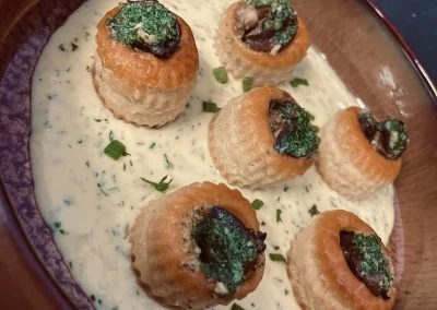 ouchées d'escargots (6) crème d'ail & amandes