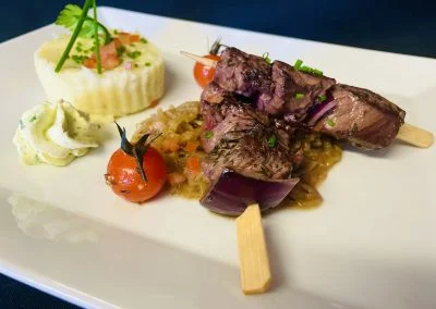 Brochettes d’onglet de bœuf Angus, écrasée de pommes de terre & échalotes confites