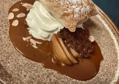 millefeuille de poire sauce caramel tiède et crème glacée vanille